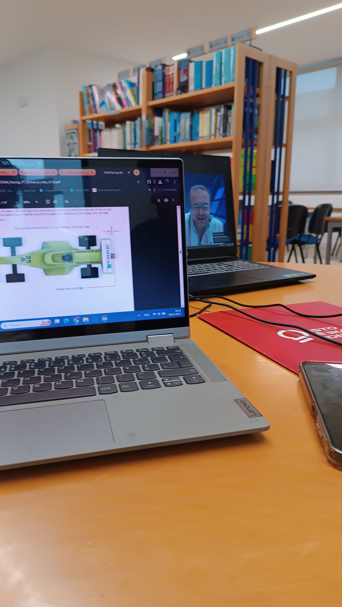 Momento de trabalho da equipa na escola com o projeto do carro em ecrã